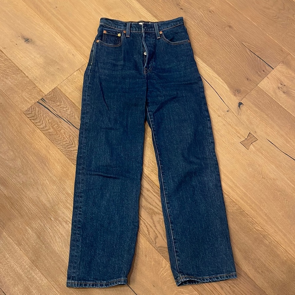 Levi’s ribcage straight 25 in a dark blue wash